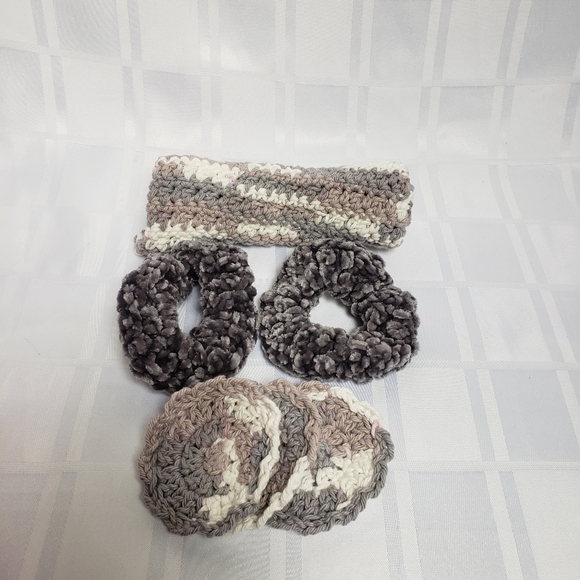 Valentine Gift Set | Face Scrubby, Scrunchies Clo… - Picture 5 of 6